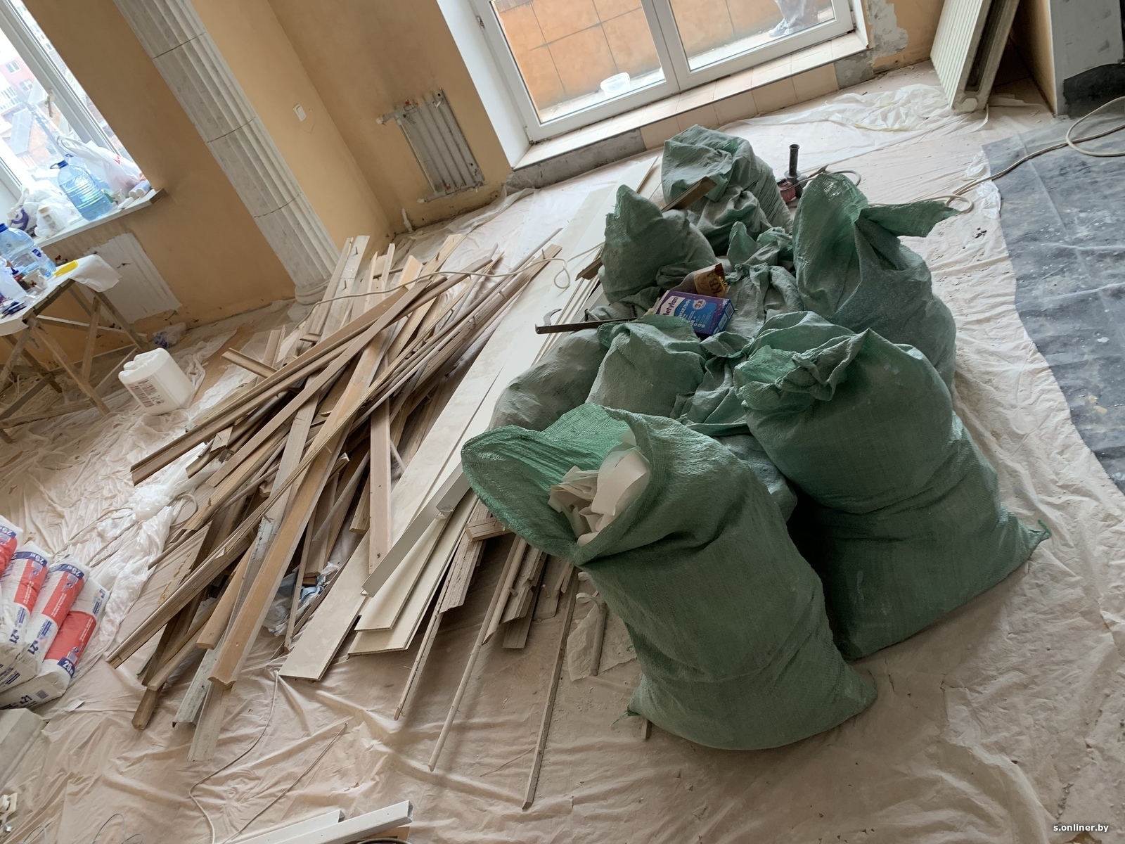 Вывоз мешков со строительным мусором после ремонта квартиры