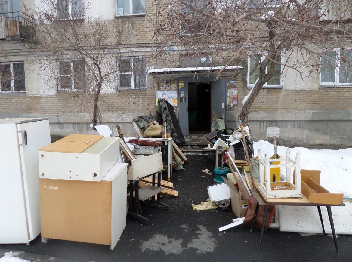 Упаковка мусора после демонтажа полов